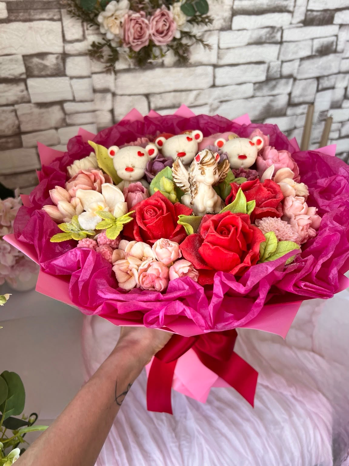 Cupid Bears Bouquet buchet cu ursuleți și trandafiri roșii din bezea